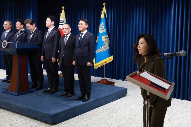 이재명 대통령이 4일 서울 용산 대통령실 청사에서 열린 새 정부 첫 인사 발표를 하며 강유정 대통령실 대변인을 소개하고 있다. 연합뉴스