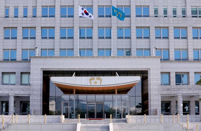 21대 이재명 대통령 임기가 시작된 4일 서울 용산 대통령실 청사에 봉황기가 게양돼 있다. 연합뉴스