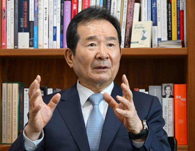 정세균 전 국회의장이 4일 서울 종로구 국민시대에서 서울경제신문과 인터뷰를 갖고 있다. 성형주 기자 2025.06.04