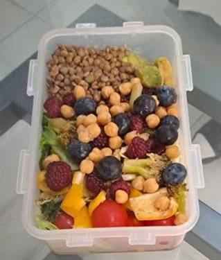 한의사 정세연 원장이 5년째 매일 아침 먹고 있다는, 다채로운 재료로 만든 샐러드 도시락. 박해윤 기자