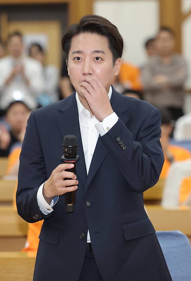 개혁신당 이준석 대선 후보가 6월3일 방송 3사 출구조사 발표를 확인한 뒤 국회 여의도 의원회관 당 개표 상황실에서 소감을 밝히고 있다. ⓒ연합뉴스