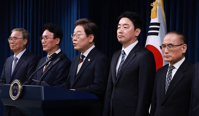 이재명 대통령이 6월4일 서울 용산 대통령실 청사에서 열린 새 정부 첫 인사 발표를 하고 있다. 왼쪽부터 이종석 국가정보원장 후보자, 김민석 국무총리 후보자, 이 대통령, 강훈식 대통령비서실장, 위성락 안보실장. ⓒ연합뉴스