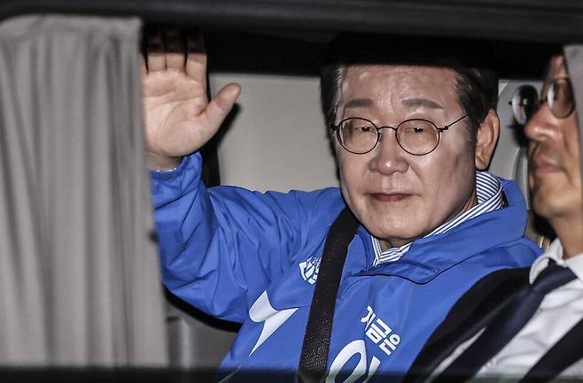이재명 더불어민주당 대선 후보가 선거를 하루 앞둔 2일 서울 여의도공원 마지막 유세를 마친 뒤 차량에 탑승한 뒤 손을 들어 인사하고 있다. ⓒ연합뉴스