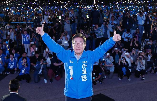 더불어민주당 이재명 대선 후보가 선거를 하루 앞둔 2일 서울 여의도공원 마지막 유세에서 연설을 마친 뒤 시민들에게 인사하고 있다. ⓒ연합뉴스