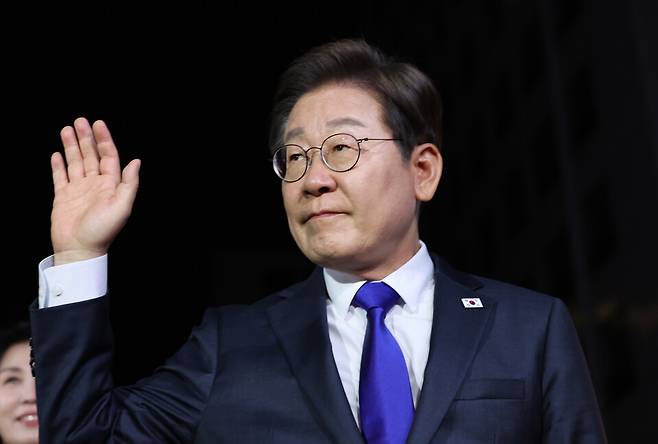제21대 대통령 당선이 확실시되는 더불어민주당의 이재명 대선 후보가 6월4일 선거대책위원장들에게 감사 인사를 하기 위해 서울 여의도 당사로 들어가고 있다. ⓒ연합뉴스