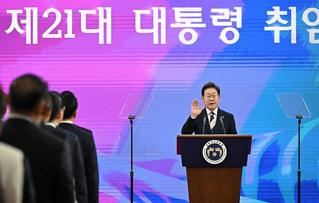 이재명&nbsp;대통령이 4일 서울 여의도 국회에서 열린 제21대 대통령 취임선서식에서 취임 선서를 하고 있다. ⓒ국회사진기자단