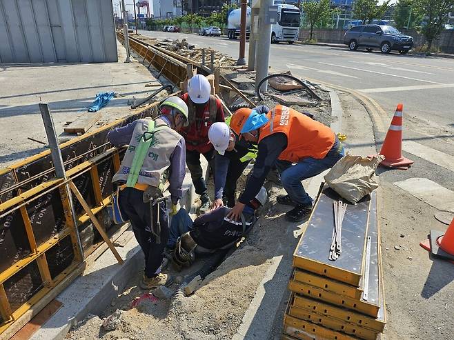 울산항만공사가 건설현장 근로자의 온열질환 예방 및 대응능력 강화를 위해 울산항 주요 건설현장 네곳을 대상으로 온열질환자 발생 대비 비상대응 훈련을 실시했다. ⓒ울산항만공사