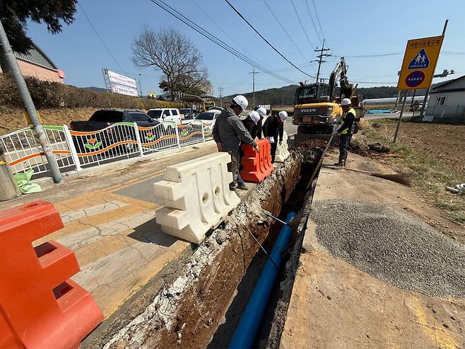 진주시 지수면 송정마을 노후 상수관로 교체작업 모습 ⓒ진주시