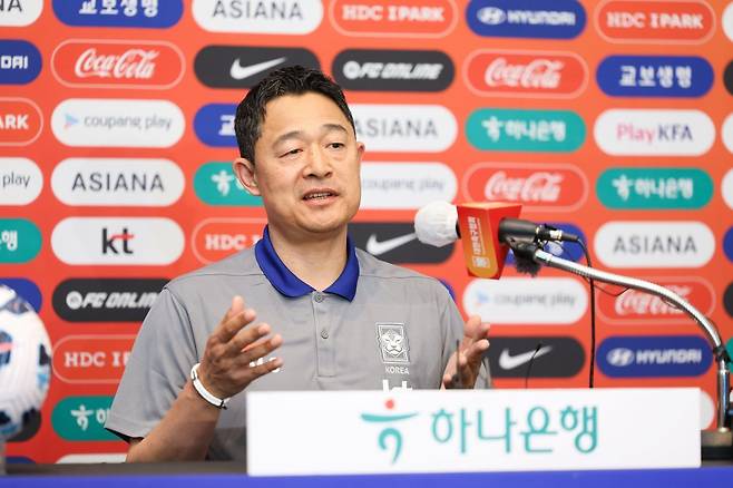 이 감독은 4일 강원도 원주시 인터불고 호텔에서 사령탑 취임 일성으로 “축구 인생의 기로에 섰다. 큰 동기부여를 갖고 이 몸이 부서지더라도 2026아이치·나고야아시안게임에서 반드시 금메달을 따고 싶다”고 힘주어 말했다.