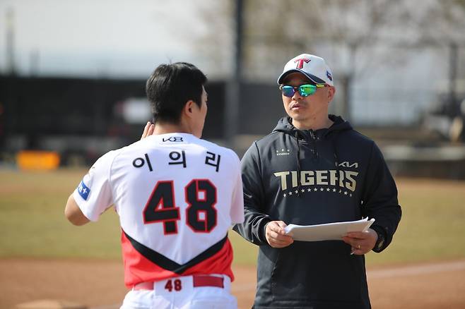 KIA 투수 이의리(왼쪽)는 지난달 말 팔꿈치 염증으로 복귀가 한 차례 지연됐고, 4일 캐치볼을 시작하며 복귀를 다시 준비한다. 사진제공｜KIA 타이거즈