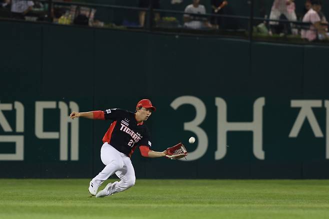 KIA 김호령은 빼어난 수비력에 이어 타격 발전까지 이뤄내며 외야진에 활력을 불어넣고 있다. 사진제공｜KIA 타이거즈