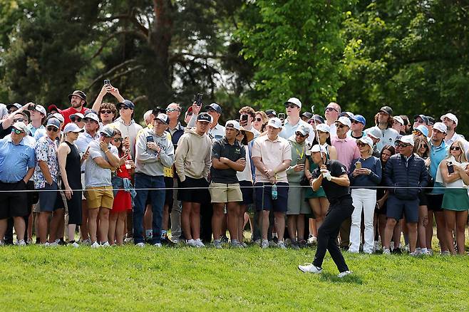 조던 스피스가 지난 2일 미국 오하이오주 더블린의 뮤어필드 빌리지 골프코스에서 열린 PGA 투어 메모리얼 토너먼트 최종라운드에서 러프에 있는 공을 치고 있다. 게티이미지코리아
