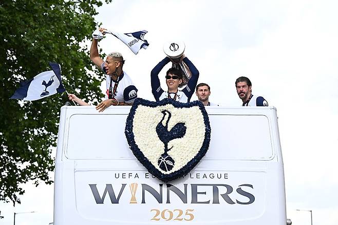 토트넘 손흥민이 지난달 24일 런던에서 진행된 유로파리그 우승 카퍼레이드에서 우승컵을 들어보이고 있다. Getty Images코리아