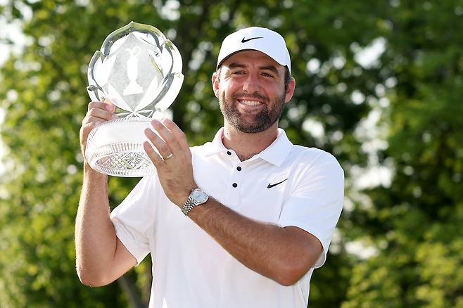 스코티 셰플러가 지난 2일 PGA 투어 메모리얼 토너먼트에서 우승한 뒤 트로피를 들어보이고 있다. 게티이미지코리아