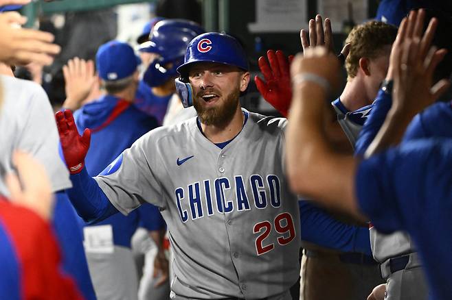 시카고 컵스 마이클 부시가 4일 워싱턴전에서 7회초 솔로홈런을 치고 들어온 뒤 동료들의 축하를 받고 있다. Imagn Images연합뉴스