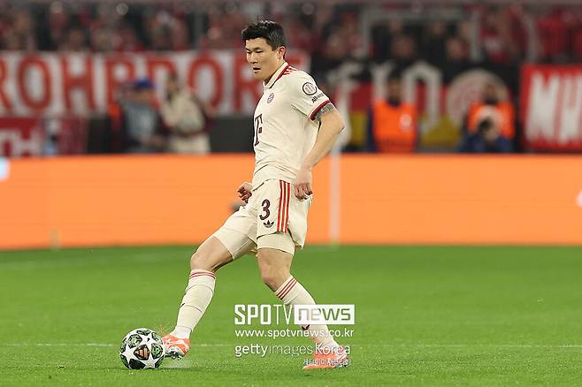 ▲ 구단에 서운함을 표할 법도 한데 김민재는 자기의 탓으로 돌렸다. 다른 곳을 찾아 떠나겠다는 의사도 표하지 않았다. 계속해서 뮌헨에 남겠다는 의사를 보내면서 이적설을 종결했다는 분위기였다. 그런데 바이에른 뮌헨은 조나단 타를 영입하며 수비 리더 변화를 예고했고, 김민재를 해외 구단으로 이적시키려고 한다.