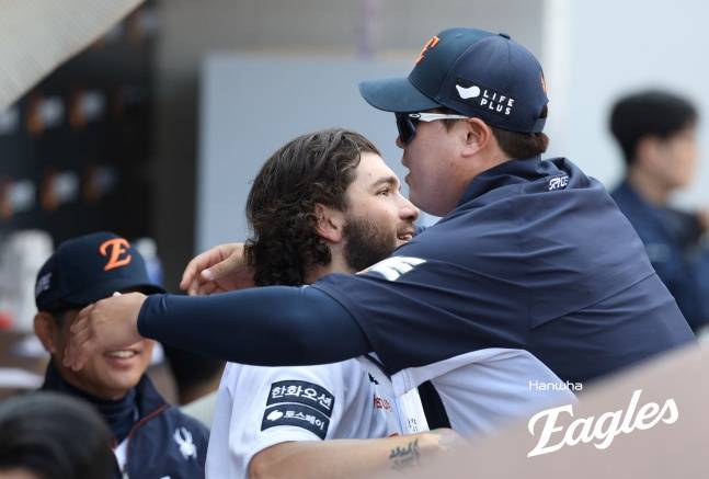 한화 류현진(오른쪽)이 3일 대전 KT전에서 폰세를 안아주고 있다. /사진=한화 이글스 제공