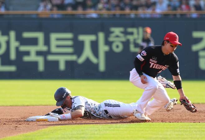두산 베어스 외국인 타자 케이브(왼쪽)가 3일 잠실 KIA전에서 슬라이딩을 시도하고 있다. /사진=두산 베어스 제공