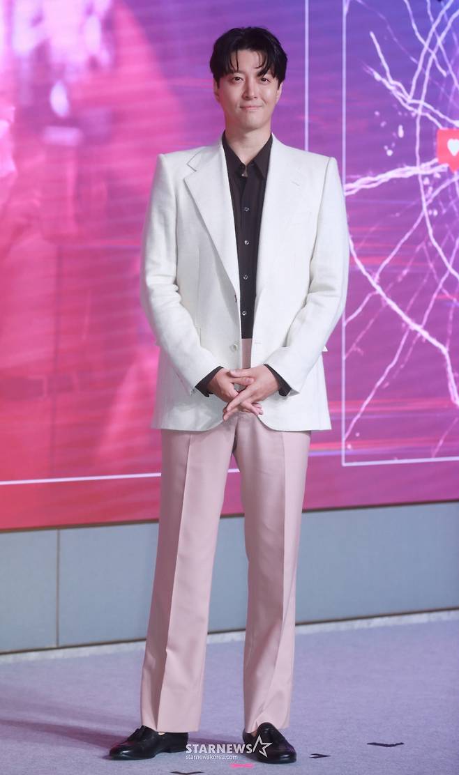 배우 이동건이 26일 오전 서울 마포구 호텔 나루에서 진행된 넷플릭스 오리지널 시리즈 '셀러브리티' 제작발표회에 참석해 포즈를 취하고 있다.  유명해지기만 하면 돈이 되는 세계에 뛰어든 아리가 마주한 셀럽들의 화려하고도 치열한 민낯을 그린 넷플릭스 시리즈 셀러브리티'는 오는 30일 공개된다. /2023.06.26