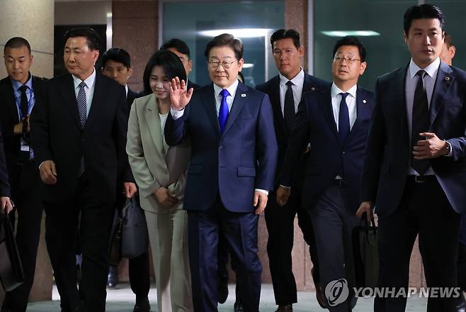 인사하는 이재명 후보 부부 (인천=연합뉴스) 최재구 기자 = 제21대 대통령 선거에서 당선이 확실시되는 더불어민주당 이재명 후보와 김혜경 여사가 3일 밤 인천 계양구 자택을 나서며 주민과 지지자들을 향해 인사하고 있다. 2025.6.3 jjaeck9@yna.co.kr