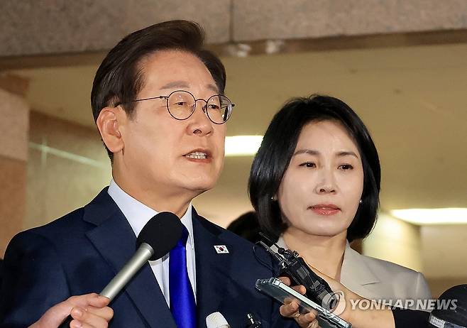 자택에서 나오며 입장 밝히는 이재명 후보 (인천=연합뉴스) 최재구 기자 = 제21대 대통령 선거에서 당선이 확실시되는 더불어민주당 이재명 후보가 3일 밤 인천 계양구 자택을 나서며 입장을 밝히고 있다. 2025.6.3 jjaeck9@yna.co.kr