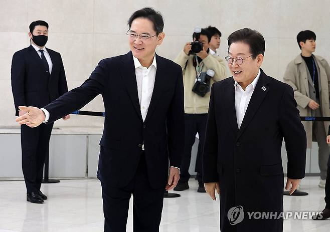 이재명 대통령 당선인(오른쪽)이 지난3월 20일 서울 강남구 멀티캠퍼스 역삼 SSAFY 서울캠퍼스에서 이재용 삼성전자 회장을 만나 환담하기 위해 이동하고 있다.[공동취재]