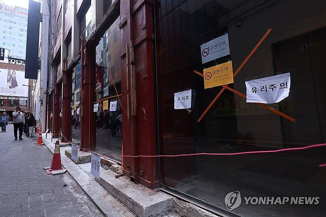 자영업자 감소 넉 달째…폐업 지원신청도 급증 (서울=연합뉴스) 서대연 기자 = 불황으로 자영업자 수가 4개월째 감소세를 보이는 한편 문을 닫는 자영업자도 늘어나며 정부에 폐업 지원을 신청한 건수가 이미 연간 목표치인 3만건에 육박하는 것으로 나타났다. 
    18일 통계청에 따르면 지난달 자영업자는 561만5천명으로 작년 같은 달보다 6천명 줄며 4개월 연속 감소세를 이어갔다. 또 올해 중소벤처기업부가 운영하는 '희망리턴패키지 원스톱폐업지원' 신청건수는 2만3천785건으로 작년 동기보다 64.2% 늘었다. 사진은 이날 서울 명동거리 한 공실 상가의 모습. 2025.5.18 dwise@yna.co.kr