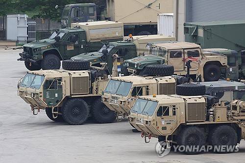 대기 중인 미군 차량 (동두천=연합뉴스) 임병식 기자 = 미국 언론이 미 정부가 주한미군 감축을 검토하고 있다고 보도한 23일 오전 경기도 동두천시의 주한미군 기지에서 미군 차량이 대기하고 있다. 2025.5.23 andphotodo@yna.co.kr