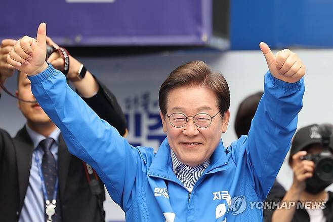 성남 시민들에게 인사하는 이재명 후보 (성남=연합뉴스) 김도훈 기자 = 더불어민주당 이재명 대선 후보가 선거를 하루 앞둔 2일 경기 성남 분당 야탑광장에서 열린 집중유세에서 연설을 마친 뒤 시민들에게 인사하고 있다. 2025.6.2 [공동 취재] superdoo82@yna.co.kr