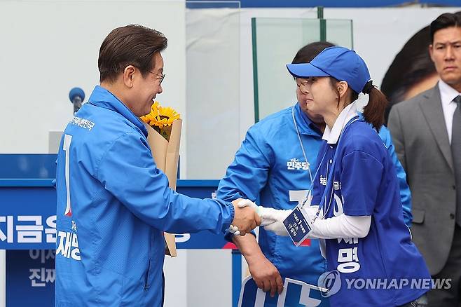 꽃다발 받는 이재명 후보 (성남=연합뉴스) 김도훈 기자 = 더불어민주당 이재명 대선 후보가 선거를 하루 앞둔 2일 경기 성남 분당 야탑광장에서 열린 집중유세에서 꽃다발을 받고 있다. 2025.6.2 [공동취재] superdoo82@yna.co.kr
