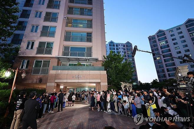 출구조사 발표에 환호하는 계양구 아파트 주민들 (인천=연합뉴스) 임순석 기자 = 제21대 대통령 선거일인 3일 오후 더불어민주당 이재명 후보의 자택인 인천 계양구 아파트 주민들이 핸드폰으로 방송사 출구조사 결과를 보며 환호하고 있다. 2025.6.3 soonseok02@yna.co.kr