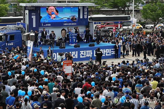 광주 집중유세에서 연설하는 이재명 (광주=연합뉴스) 황광모 기자 = 더불어민주당 이재명 대선후보가 17일 광주광역시 서구 김대중컨벤션센터 광장에서 열린 집중 유세에서 지지를 호소하는 연설을 하고 있다. 2025.5.17 [공동 취재] hkmpooh@yna.co.kr