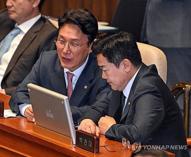 논의하는 박찬대 당대표 직무대행과 김민석 최고위원 (서울=연합뉴스) 더불어민주당 박찬대 당대표 직무대행 겸 원내대표(오른쪽)와 김민석 최고위원이 24일 서울 여의도 국회 본회의장에서 한덕수 대통령 권한대행 국무총리의 추가경정예산안 시정연설 때 논의하고 있다. 2025.4.24 [국회사진기자단] photo@yna.co.kr