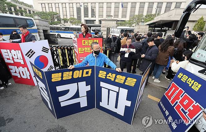 헌재 앞 탄핵 찬반 피케팅 (서울=연합뉴스) 신현우 기자 = 25일 서울 종로구 헌법재판소 앞에서 국민의힘 나경원 의원이 윤석열 대통령 탄핵 반대 피케팅, 더불어민주당 박홍배 의원이 윤 대통령 탄핵 찬성 피케팅을 하고 있다. 2025.3.25 nowwego@yna.co.kr