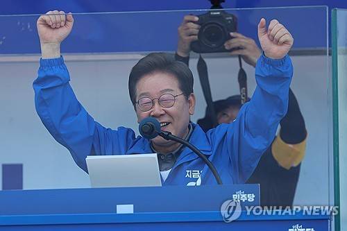 지지 호소하는 이재명 후보 (대구=연합뉴스) 김주성 기자 = 더불어민주당 이재명 대선 후보가 선거를 이틀 앞두고 '험지 공략'에 나선 1일 대구광역시 동대구역 광장에서 열린 유세에서 시민들에게 지지를 호소하고 있다. 2025.6.1 utzza@yna.co.kr