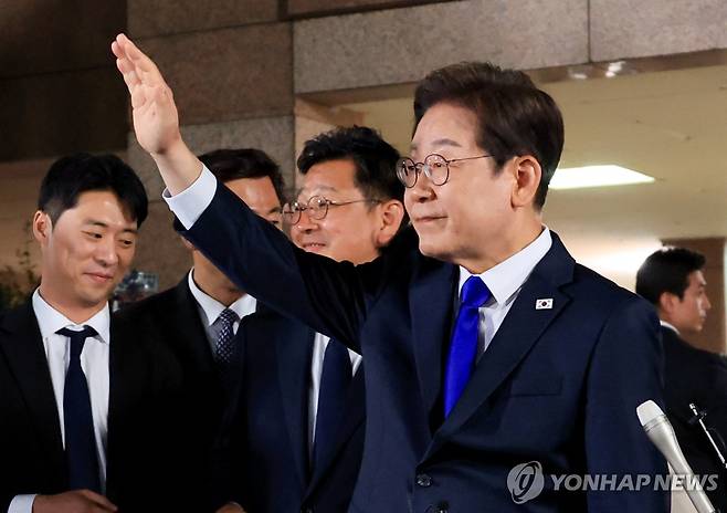 자택에서 나오는 이재명 후보 (인천=연합뉴스) 최재구 기자 = 제21대 대통령 선거에서 당선이 확실시되는 더불어민주당 이재명 후보가 3일 밤 인천 계양구 자택을 나서며 주민과 지지자들을 향해 인사하고 있다. 2025.6.3 jjaeck9@yna.co.kr