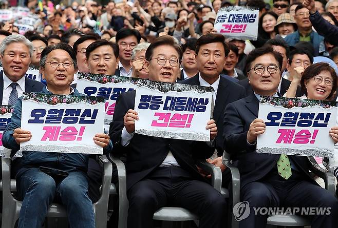 5·18 전야제 참석한 이재명 후보 (광주=연합뉴스) 조남수 기자 = 더불어민주당 이재명 대선 후보와 우원식 국회의장이 17일 오후 광주 동구 금남로에서 열린 제45주년 5·18민주화운동 전야제에 참석하고 있다. 2025.5.17 iso64@yna.co.kr