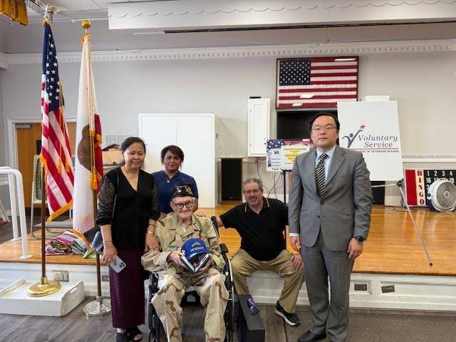 '평화의 사도' 메달 받은 한국전 참전용사와 가족들 (로스앤젤레스=연합뉴스) 임미나 특파원 = LA총영사관 조성호 부총영사(오른쪽)가 마틴 리핀(가운데) 씨에게 '평화의 사도' 메달을 전한 뒤 기념 촬영하고 있다. 2025.6.3. [LA총영사관 제공. 재판매 및 DB 금지] mina@yna.co.kr