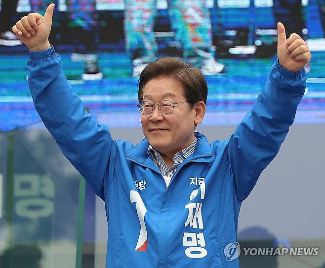 이재명 후보, 대선 승리 다짐 (서울=연합뉴스) 김도훈 기자 = 더불어민주당 이재명 대선 후보가 선거를 하루 앞둔 2일 서울 강서구 서울식물원 마곡나루광장에서 열린 유세에서 두손을 들어 보이며 승리를 다짐하고 있다. 2025.6.2 superdoo82@yna.co.kr