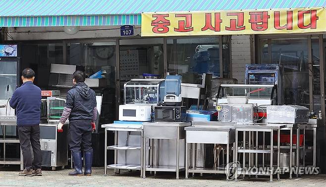 '코로나때보다 힘들어'…자영업자 폐업 (서울=연합뉴스) 진연수 기자 = 지난 3월 10일 서울 중구 황학동 주방거리의 중고주방 가구 매장 모습. 2025.3.10 jin90@yna.co.kr