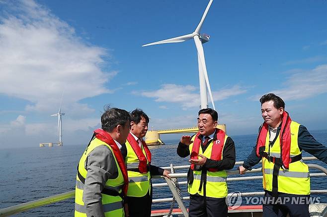 해상풍력단지 시찰하는 김두겸 울산시장 [울산시 제공. 재판매 및 DB 금지]