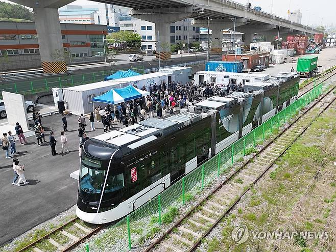 울산서 열린 수소전기트램 시승 행사 [연합뉴스 자료사진]