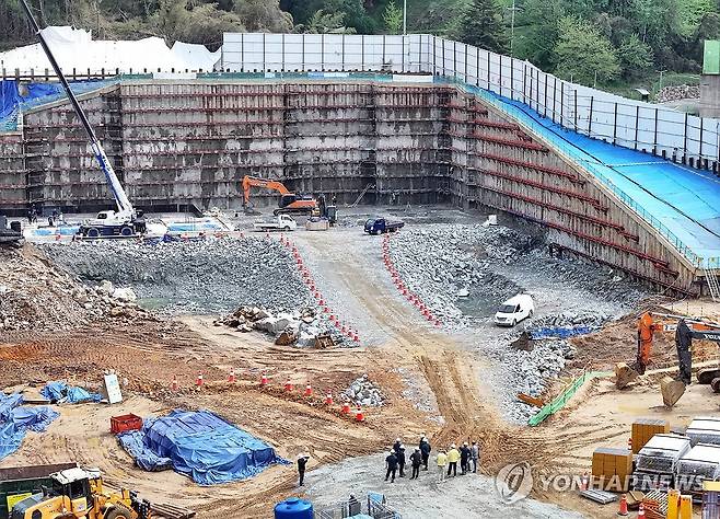 '싱크홀 막자' 굴착공사장 안전점검 (광주=연합뉴스) 23일 광주 북구 본총동 한 대형 아파트 건설현장에서 북구청 공동주택과 직원들과 현장 관계자들이 안전점검을 실시하고 있다. 최근 전국에서 대형 싱크홀(땅꺼짐) 사고가 잇따르는 가운데 정부가 다음 달 말까지 전국 대형 굴착공사장을 대상으로 특별 점검을 벌인다. 2025.4.23 [광주 북구 제공. 재판매 및 DB 금지] in@yna.co.kr