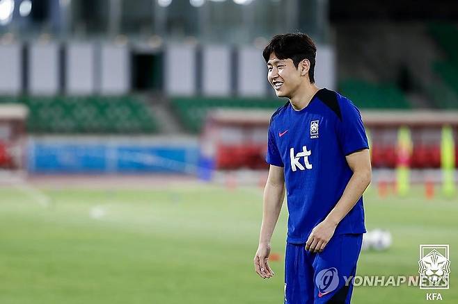 밝은 표정으로 훈련하는 이강인 (서울=연합뉴스) 한국 축구대표팀 이강인이 3일(현지시간) 이라크 바스라 알 파이하 스타다움에서 훈련하고 있다. 축구대표팀은 6일 이라크를 상대로 2026 북중미 월드컵 아시아 3차 예선 B조 9차전을 치른다. 2025.6.4 [대한축구협회 제공. 재판매 및 DB 금지] photo@yna.co.kr
