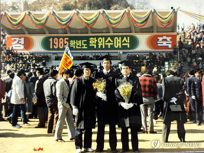 중앙대 졸업식 기념사진 찍은 이재명 (서울=연합뉴스) 1986년 2월 중앙대 졸업식에서 친구들과 함께 기념촬영하는 이재명 당선인(왼쪽) 2025.6.3  [권규대 씨 제공. 재판매 및 DB 금지] photo@yna.co.kr