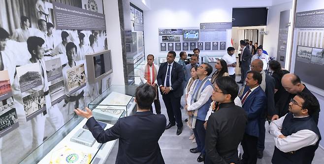 주인도한국문화원에 마련된 태권도 특별 순회전시 관람 모습. [태권도진흥재단 제공. 재판매 및 DB 금지]