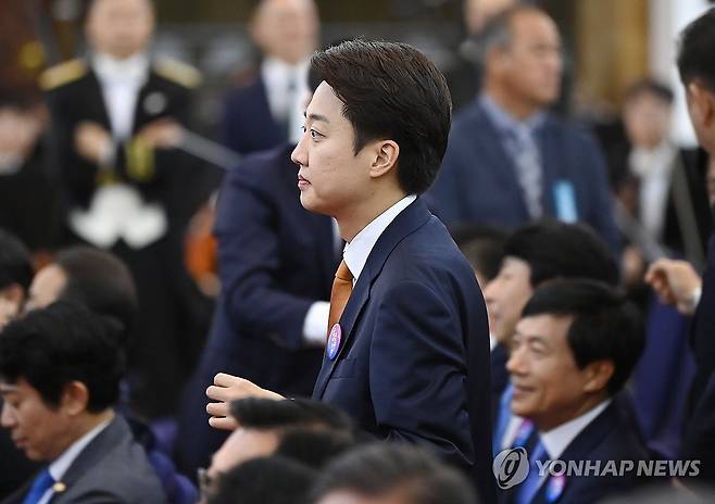 취임선서식 참석한 이준석 의원 (서울=연합뉴스) 개혁신당 이준석 의원이 4일 서울 여의도 국회에서 열린 제21대 대통령 취임선서식에 참석하고 있다. 2025.6.4 [국회사진기자단] photo@yna.co.kr