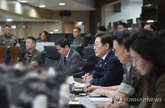 이재명 대통령, 합참 전투통제실 방문 (서울=연합뉴스) 홍해인 기자 = 이재명 대통령이 4일 서울 용산구 합동참모본부 전투통제실을 방문해 김명수 합참의장 등 군 지휘부로부터 군사대비태세 보고를 받은 뒤 발언하고 있다. 2025.6.4 [국방부 제공. 재판매 및 DB 금지] hihong@yna.co.kr