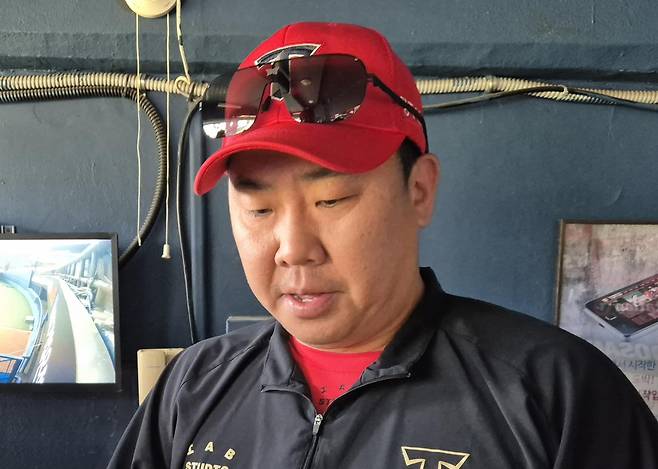 인터뷰하는 이범호 KIA 타이거즈 감독 (서울=연합뉴스) 김경윤 기자 = 이범호 KIA 타이거즈 감독이 4일 서울 잠실구장에서 열리는 2025 프로야구 두산 베어스와 방문 경기를 앞두고 인터뷰하고 있다. 2025.6.4. cycle@yna.co.kr