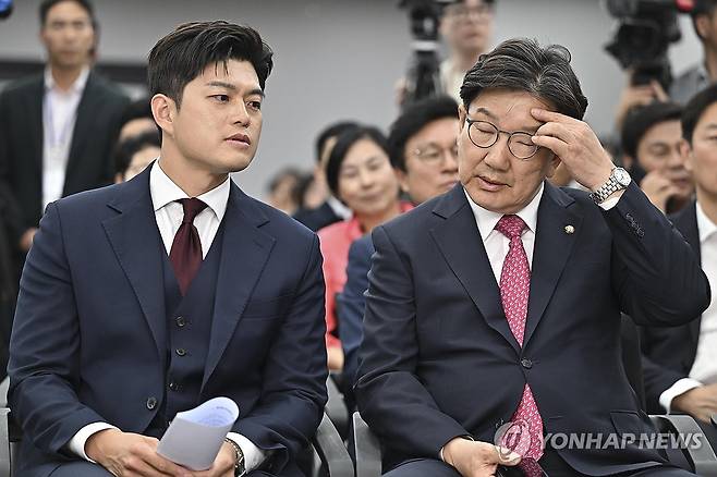 대화 나누는 김용태 비대위원장-권성동 원내대표 (서울=연합뉴스) 김주형 기자 = 국민의힘 김용태 비상대책위원장과 권성동 원내대표가 4일 서울 여의도 중앙당사에서 열린 제21대 대통령선거 국민의힘 중앙선거대책위원회 해단식에 참석해 대화를 나누고 있다. 2025.6.4 [공동취재] kjhpress@yna.co.kr